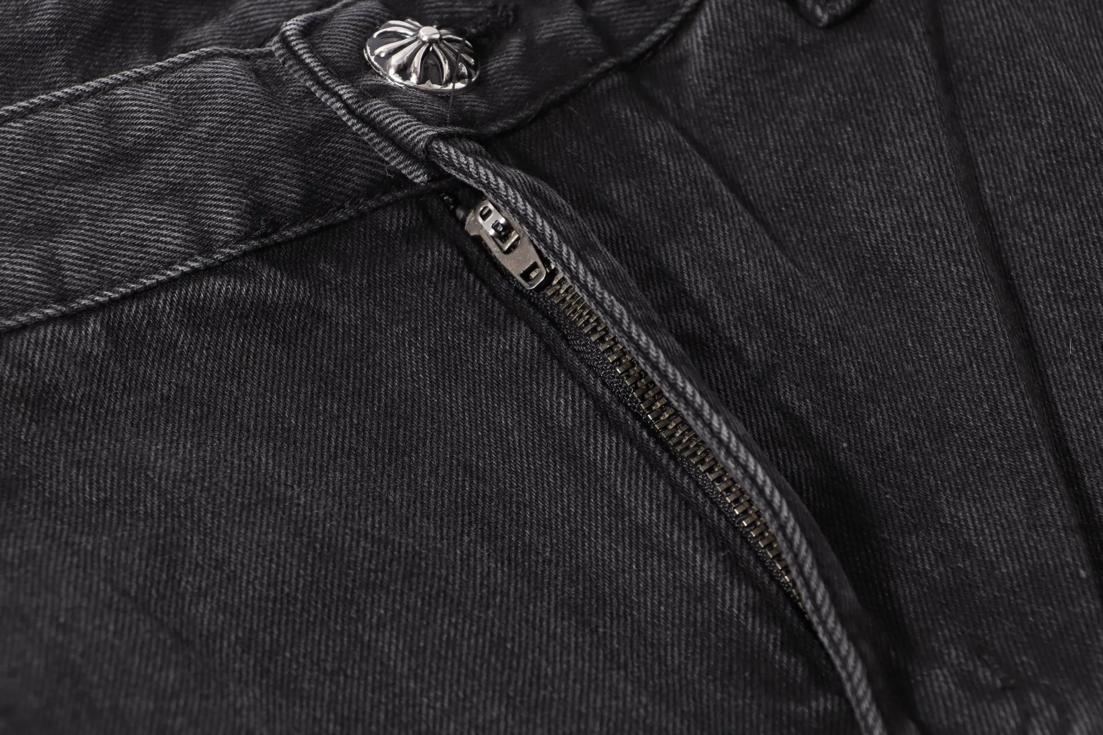 P260 Style number: H44 Croxin & 𝐂𝐡𝐫𝐨𝐦𝐞 𝐇𝐞𝐚𝐫𝐭 ss25 black mosaic star pattern leather denim workwear logging pants. Styles with different washed textures are very friendly to people with thin legs. The slightly flared version perfectly modifies the leg shape. The timeless and moderate length makes it easy to match and match. It is the basis for various styles and is a must-have in your wardrobe! The fabric is stiff but also makes the upper body soft without losing texture. The washing process is even more perfect. It is a must-have item for everyone! ! ! Washed wheat, hang tag, pants label, three labels complete Color: black Size: 30-32-34-36